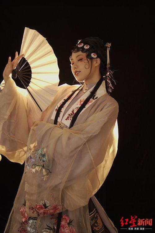 成人拍摄汉服视频