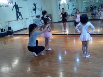 成人与小孩舞蹈视频,成人与小孩共舞的温馨瞬间